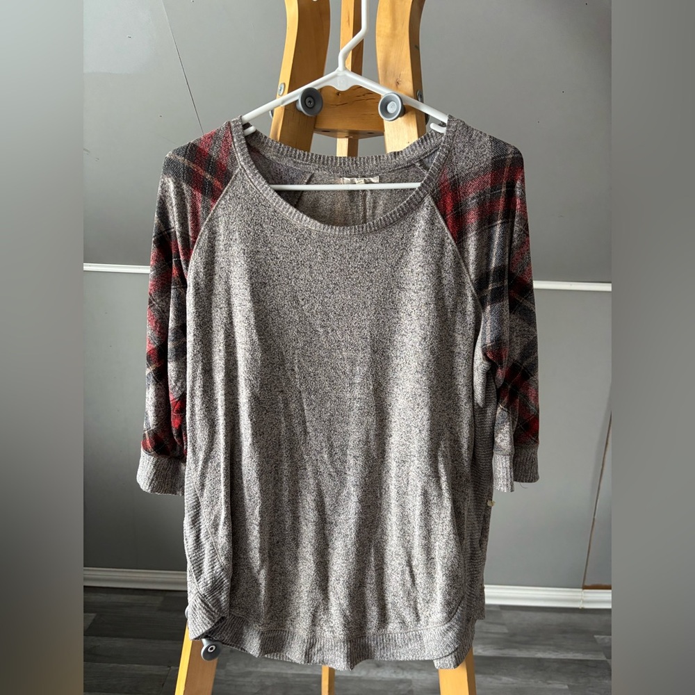 Mid sleeve shirt